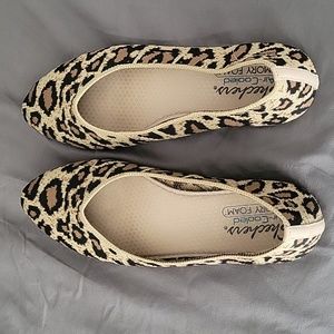 Skechers size 8 leopard skin flats